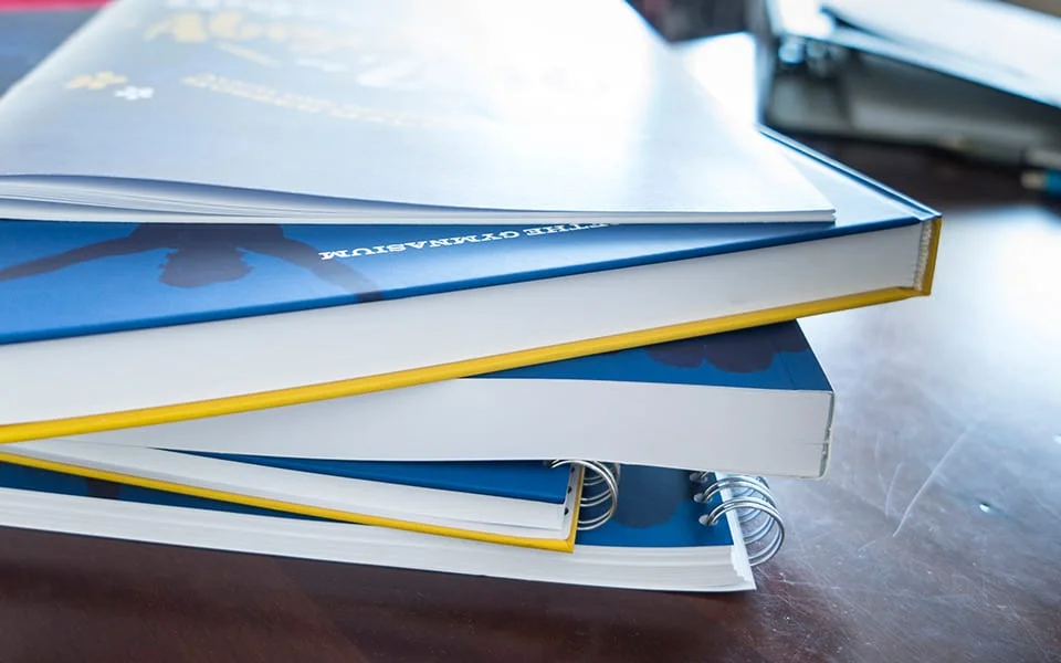 Hardcover-Buch mit farbigem Umschlag