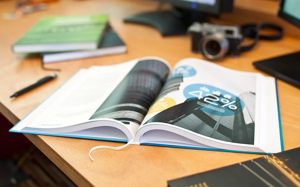 Hardcover-Abibuch mit gestaltetem Rücken