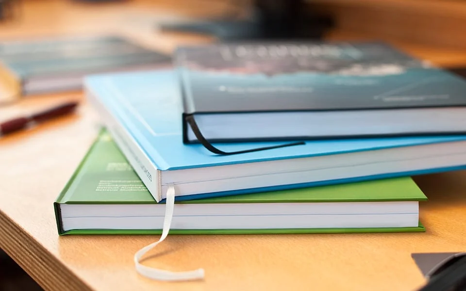 Detailansicht eines Hardcover-Abibuchs