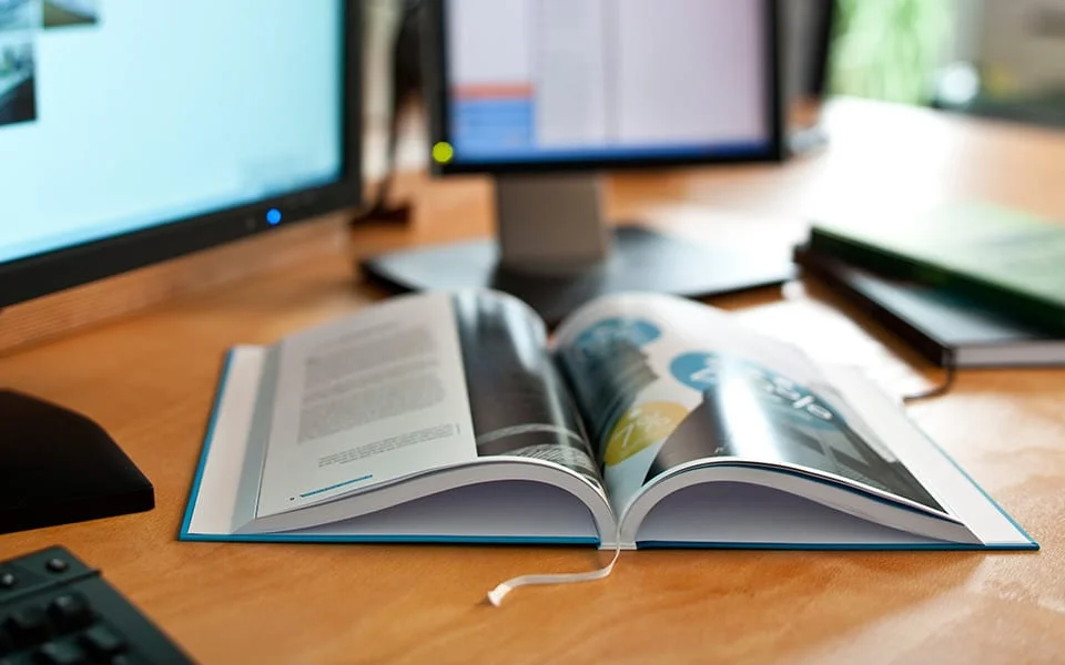 Hardcover-Buch mit vollflächigem Cover