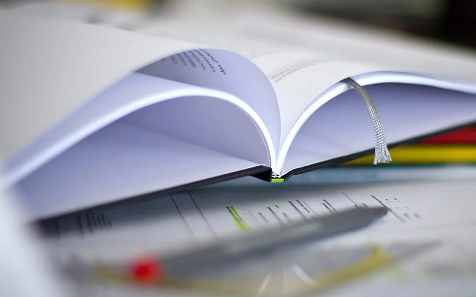 Hardcover-Umschlag mit kräftigen Farben