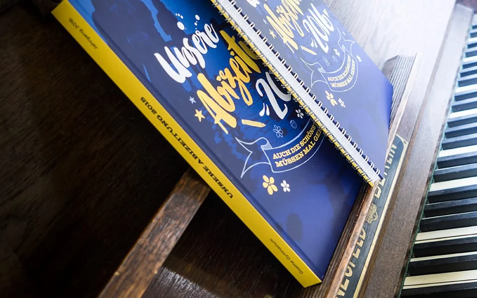 Hardcover-Bindung mit gestaltetem Abibuch-Umschlag